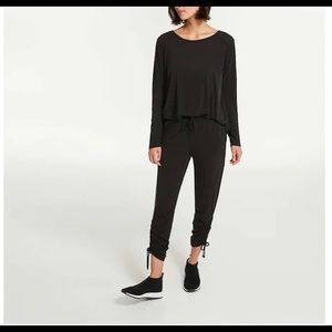 New cropped activewear pants